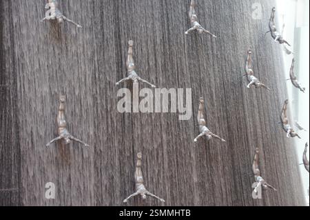 La scène artistique de Dubaï prospère avec une installation moderne présentant des cascades ornées de sculptures abstraites en métal. L'eau qui coule crée Banque D'Images