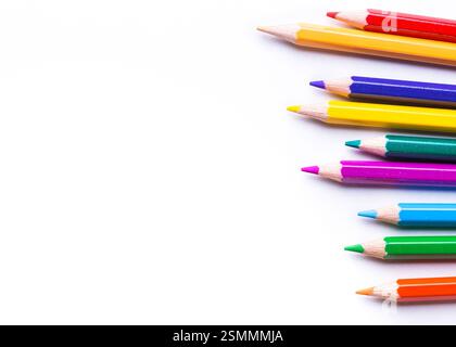 Assortiment coloré de crayons de couleur aiguisés disposés sur un fond vierge prêt pour des projets créatifs Banque D'Images