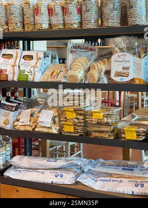 Différents types de gressins italiens et de pains plats exposés sur les étagères d'un magasin d'alimentation à Fidenza Village, en Italie Banque D'Images