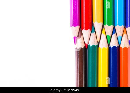 Assortiment coloré de crayons de couleur disposés verticalement sur un fond blanc prêt pour des projets créatifs Banque D'Images