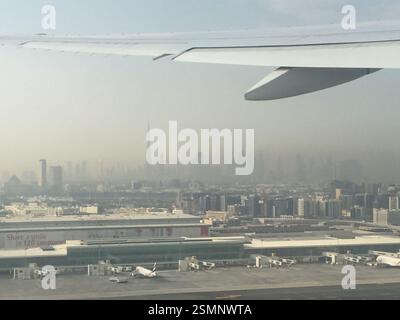 Une vue en avion révèle le paysage urbain tentaculaire de Dubaï, dominé par l'emblématique Burj Khalifa perçant les nuages. Les gratte-ciel s'élèvent majestueusement, un testa Banque D'Images