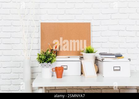 Configuration décorative de l'espace de travail avec des panneaux de liège, des plantes et des solutions de rangement dans une pièce confortable Banque D'Images