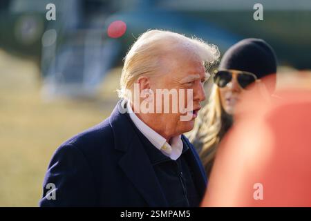 WASHINGTON, DC, États-Unis - 24 janvier 2025 : le président américain Donald Trump et parle à la presse aux côtés de la première dame Melania Trump sur la pelouse sud. Banque D'Images