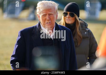WASHINGTON, DC, États-Unis - 24 janvier 2025 : le président américain Donald Trump et parle à la presse aux côtés de la première dame Melania Trump sur la pelouse sud. Banque D'Images