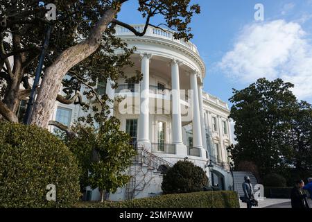 WASHINGTON, DC, États-Unis - 24 janvier 2025 : le président américain Donald Trump quitte la Maison Blanche. Banque D'Images