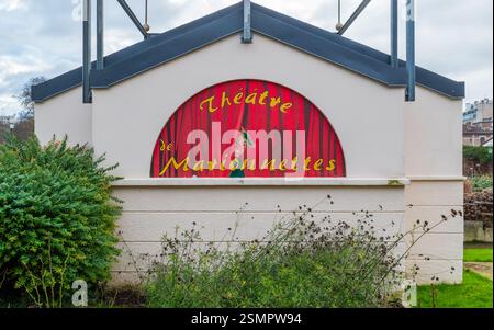 Paris, France - 02 08 2025 : « Théâtre de marionnettes » dans le parc Georges Brassens à Paris Banque D'Images