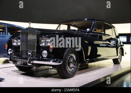 Allemagne, Munich. Deux voitures Rolls-Royce brillent sous les lumières du musée, symboles intemporels de l'histoire automobile et du luxe. Le rêve d'un collectionneur de voitures. Banque D'Images