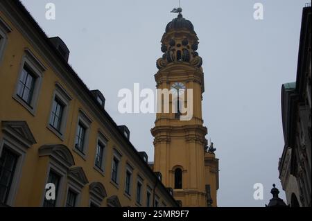 L'église théatine, une église bavaroise avec une façade jaune et une grande tour de l'horloge, se trouve à Munich, en Allemagne. Une destination touristique populaire, l'église i Banque D'Images
