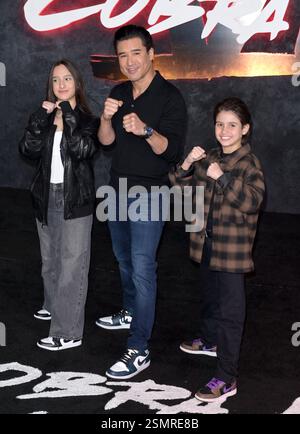 Los Angeles, États-Unis. 12 février 2025. LOS ANGELES, ÉTATS-UNIS. 12 février 2025 : Gia Francesca Lopez, Mario Lopez et Dominic Lopez à la première finale de Cobra Kai de Netflix. Crédit photo : Paul Smith/Alamy Live News Banque D'Images