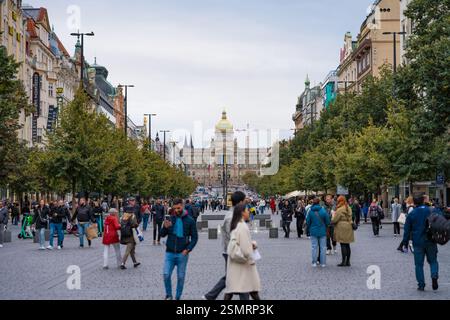 Prague, République tchèque - 11 octobre 2024 : foule sur la place Venceslas avec Musée national Banque D'Images