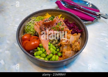 Bol de poke sain avec saumon fumé, quinoa et légumes frais Banque D'Images