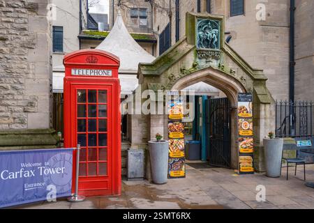 Carfax, Oxford, Angleterre - le kiosque téléphonique K2 classé Grade II devant l'entrée de la tour Carfax à la jonction de St Aldate's, Cornmarket Stree Banque D'Images
