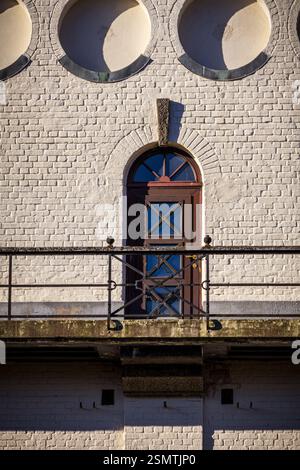 Rånåsfoss où la force de la nature rencontre l'ingéniosité humaine. La lumière dorée révèle la danse des tourbillons et de l’architecture, un équilibre entre puissance et harmoy Banque D'Images