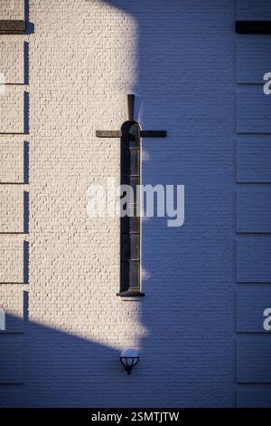 Rånåsfoss où la force de la nature rencontre l'ingéniosité humaine. La lumière dorée révèle la danse des tourbillons et de l’architecture, un équilibre entre puissance et harmoy Banque D'Images