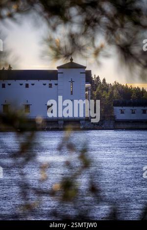 Rånåsfoss où la force de la nature rencontre l'ingéniosité humaine. La lumière dorée révèle la danse des tourbillons et de l’architecture, un équilibre entre puissance et harmoy Banque D'Images