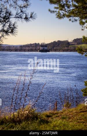 Rånåsfoss où la force de la nature rencontre l'ingéniosité humaine. La lumière dorée révèle la danse des tourbillons et de l’architecture, un équilibre entre puissance et harmoy Banque D'Images