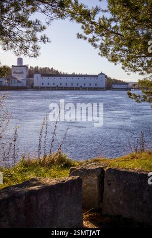 Rånåsfoss où la force de la nature rencontre l'ingéniosité humaine. La lumière dorée révèle la danse des tourbillons et de l’architecture, un équilibre entre puissance et harmoy Banque D'Images