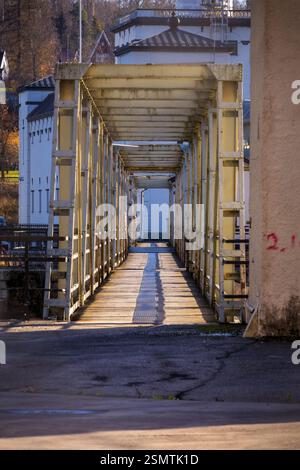 Rånåsfoss où la force de la nature rencontre l'ingéniosité humaine. La lumière dorée révèle la danse des tourbillons et de l’architecture, un équilibre entre puissance et harmoy Banque D'Images