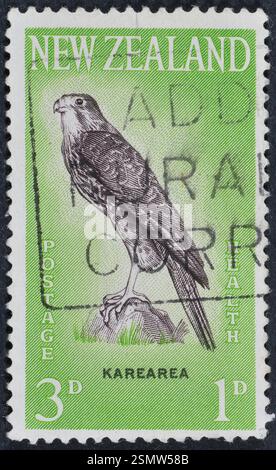 Timbre-poste oblitéré imprimé par la Nouvelle-Zélande, qui montre Falcon néo-zélandais (Falco novaeseelandiae), vers 1961. Banque D'Images