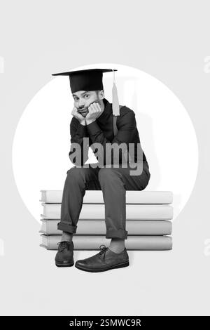 Composite création collage photo de jeune étudiant de baccalauréat gars ennuyeux assis pile livres matériaux insatisfait isolé sur fond peint Banque D'Images
