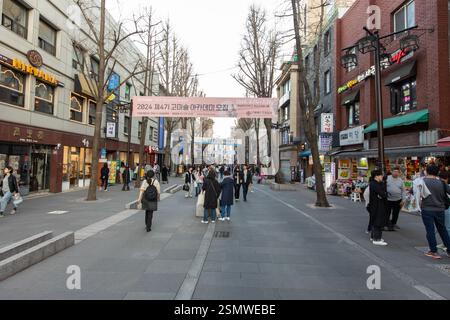Séoul, Corée du Sud - 24-03-2024 : Centre historique, rues animées, vendeurs vendant des marchandises, touristes explorant. Culture dynamique, marchés traditionnels, l Banque D'Images