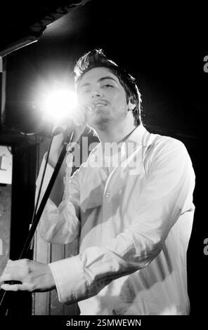 TYLER JAMES, CONCERT, 2004 : le chanteur Tyler James soutient Amy Winehouse au Barfly Club le 2 mars 2004. Photo : ROB WATKINS. INFO : Tyler James, né le 5 janvier 1982 à Canning Town à Londres, est un auteur-compositeur-interprète britannique connu pour son son pop soul. Il a gagné en notoriété avec son premier album en 2004, The improbable Lad, et son apparition sur The Voice UK en 2012. Banque D'Images