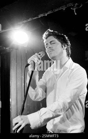 TYLER JAMES, CONCERT, 2004 : le chanteur Tyler James soutient Amy Winehouse au Barfly Club le 2 mars 2004. Photo : ROB WATKINS. INFO : Tyler James, né le 5 janvier 1982 à Canning Town à Londres, est un auteur-compositeur-interprète britannique connu pour son son pop soul. Il a gagné en notoriété avec son premier album en 2004, The improbable Lad, et son apparition sur The Voice UK en 2012. Banque D'Images