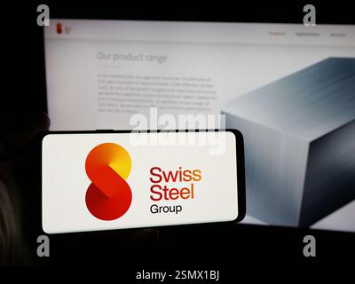 Allemagne. 20 novembre 2024. Dans cette illustration photo, une personne tient un smartphone avec le logo de la société sidérurgique Swiss Steel Holding AG sur l'écran en face du site Web. (Photo timon Schneider/SOPA images/SIPA USA) *** strictement à des fins éditoriales *** crédit : SIPA USA/Alamy Live News Banque D'Images