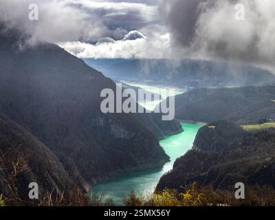 FRANCE. ISÈRE (38) LAC MONTEYNARD, VUE AÉRIENNE DU LAC DU BARRAGE SUR LES GORGES DU DRAC Banque D'Images