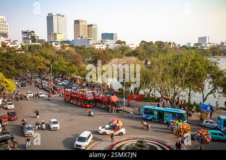 Regardant vers le bas sur les bus touristiques à toit ouvert, les voitures, les motos et les gens à l'extrémité nord du lac Hoan Kiem dans le centre de Hanoi, Vietnam. Banque D'Images