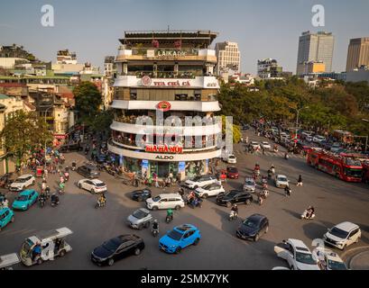 Circulation autour de l'emblématique Shark's Jaw Building sur la place Dong Kinh Nghia Thuc à côté du lac Hoan Kiem, Hanoi, Vietnam Banque D'Images