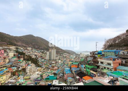 Busan, Corée du Sud - 24-03-2024:Gamcheon culture Village, une destination touristique célèbre. Maisons colorées vibrantes, foules de visiteurs, 3peintures murales artistiques Banque D'Images