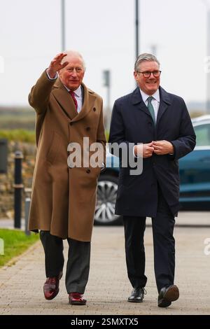 Nansledan, ANGLETERRE, Royaume-Uni - 10 février 2025 - le premier ministre britannique Keir Starmer et la vice-première ministre Angela Rayner rejoignent le roi Charles III Banque D'Images