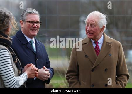 Nansledan, ANGLETERRE, Royaume-Uni - 10 février 2025 - le premier ministre britannique Keir Starmer et la vice-première ministre Angela Rayner rejoignent le roi Charles III Banque D'Images