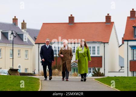 Nansledan, ANGLETERRE, Royaume-Uni - 10 février 2025 - le premier ministre britannique Keir Starmer et la vice-première ministre Angela Rayner rejoignent le roi Charles III Banque D'Images