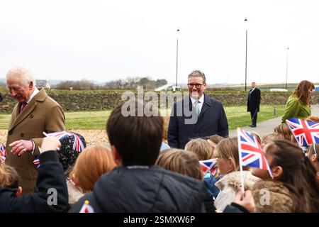 Nansledan, ANGLETERRE, Royaume-Uni - 10 février 2025 - le premier ministre britannique Keir Starmer et la vice-première ministre Angela Rayner rejoignent le roi Charles III Banque D'Images