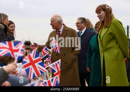 Nansledan, ANGLETERRE, Royaume-Uni - 10 février 2025 - le premier ministre britannique Keir Starmer et la vice-première ministre Angela Rayner rejoignent le roi Charles III Banque D'Images