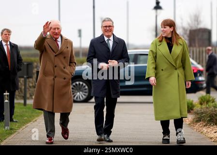 Nansledan, ANGLETERRE, Royaume-Uni - 10 février 2025 - le premier ministre britannique Keir Starmer et la vice-première ministre Angela Rayner rejoignent le roi Charles III Banque D'Images