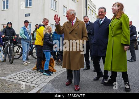 Nansledan, ANGLETERRE, Royaume-Uni - 10 février 2025 - le premier ministre britannique Keir Starmer et la vice-première ministre Angela Rayner rejoignent le roi Charles III Banque D'Images