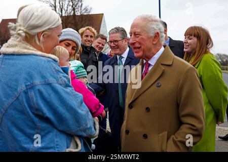 Nansledan, ANGLETERRE, Royaume-Uni - 10 février 2025 - le premier ministre britannique Keir Starmer et la vice-première ministre Angela Rayner rejoignent le roi Charles III Banque D'Images