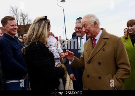 Nansledan, ANGLETERRE, Royaume-Uni - 10 février 2025 - le premier ministre britannique Keir Starmer et la vice-première ministre Angela Rayner rejoignent le roi Charles III Banque D'Images