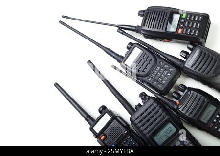 Collection de radios professionnelles affichées sur un fond blanc présentant diverses conceptions et fonctions Banque D'Images