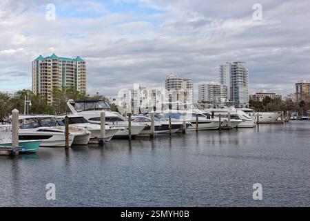 Sarasota FL - 4 novembre 2024 : bateaux à Downtown Mariana situé à Sarasota Floride Banque D'Images