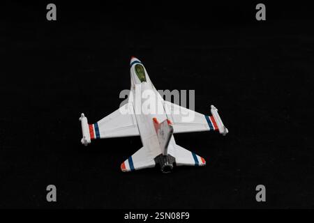 Modèle d'avion jouet militaire blanc sur fond noir Banque D'Images