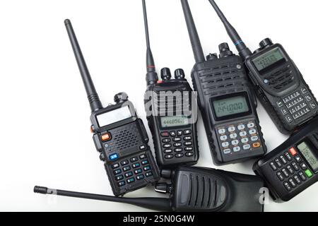 Collection de différentes radios professionnelles affichées sur une surface blanche, présentant différents modèles et fonctionnalités Banque D'Images