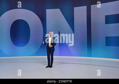 Roland Busch Président et Directeur général BEI seiner Rede,Studio,Set Up- virtuelle,digitale Siemens Hauptversammlung AM 13.02.2025 à Muenchen. *** Roland Busch Président Directeur général lors de son discours, Studio, a organisé Virtual,Digital Siemens Annual Assembly le 13 02 2025 à Munich Banque D'Images