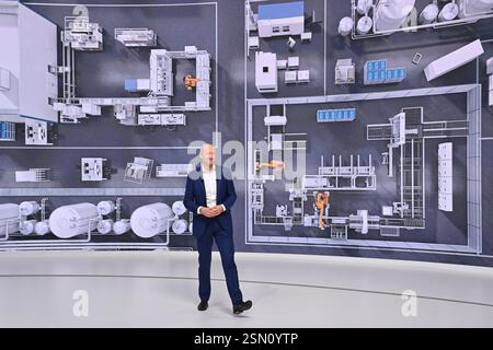 Roland Busch Président et Directeur général BEI seiner Rede,Studio,Set Up- virtuelle,digitale Siemens Hauptversammlung AM 13.02.2025 à Muenchen. *** Roland Busch Président Directeur général lors de son discours, Studio, a organisé Virtual,Digital Siemens Annual Assembly le 13 02 2025 à Munich Banque D'Images