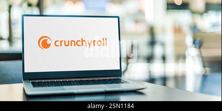 POZNAN, POL - DEC 19, 2024 : ordinateur portable affichant le logo de Crunchyroll Banque D'Images
