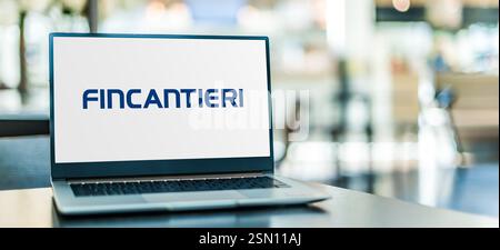POZNAN, POL - DEC 19, 2024 : ordinateur portable affichant le logo de Fincantieri Banque D'Images