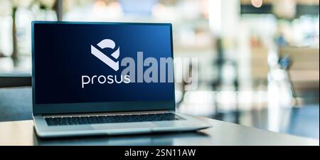 POZNAN, POL - DEC 19, 2024 : ordinateur portable affichant le logo de Prosus Banque D'Images